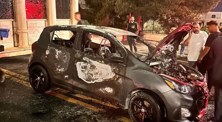 Settlers set vehicle ablaze south of Al-Khalil