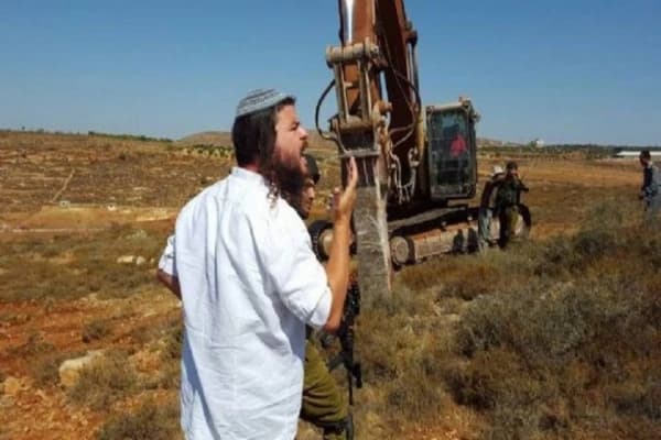 مستوطنون يهاجمون فلسطينيين وممتلكاتهم في الضفة