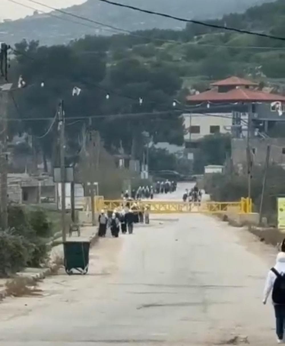 الجيش الإسرائيلي ينصب حاجزا ويطلق قنابل في جنوب سوريا