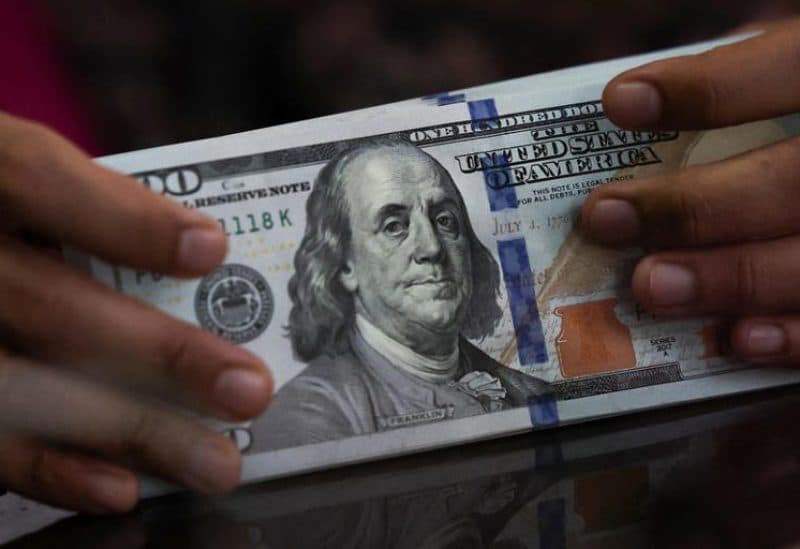الدولار يقترب من أدنى مستوياته مع ترقب محضر الفيدرالي