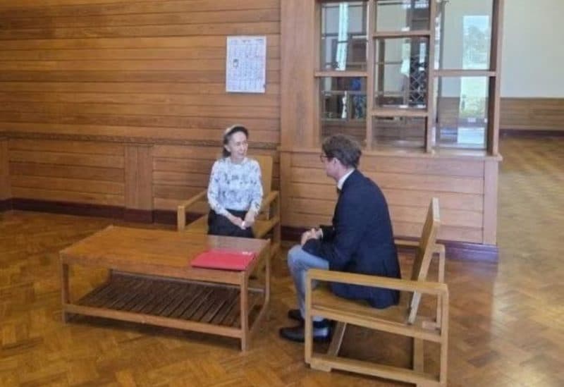 Suu Kyi Meets Red Cross for First Time Since Arrest