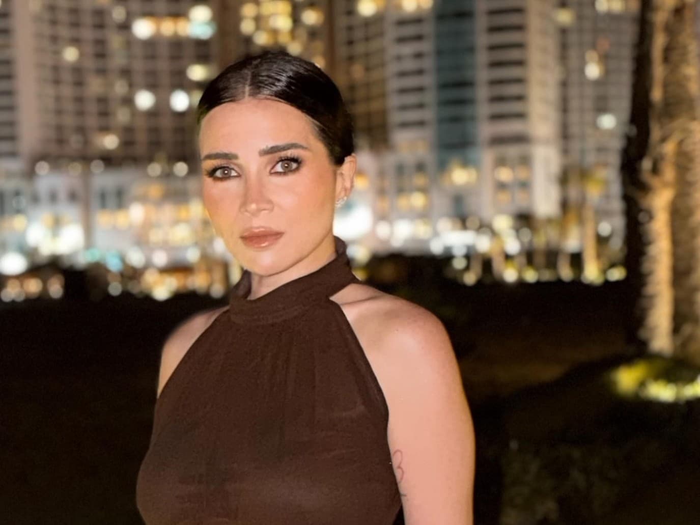 مي عز الدين تطرح خط ملابس بحر جديد