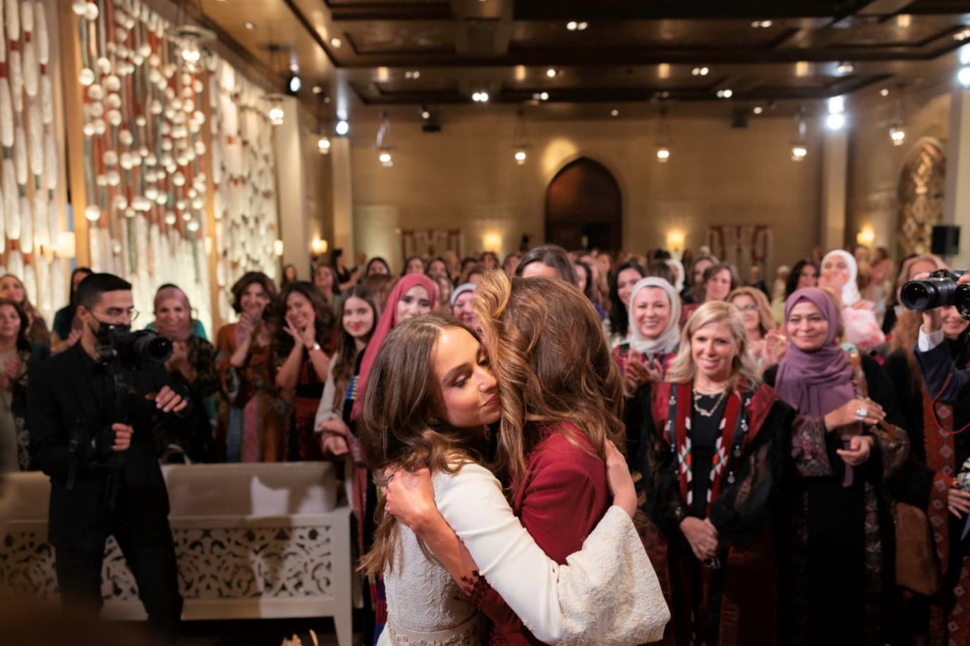Queen Rania announces Princess Iman's twins