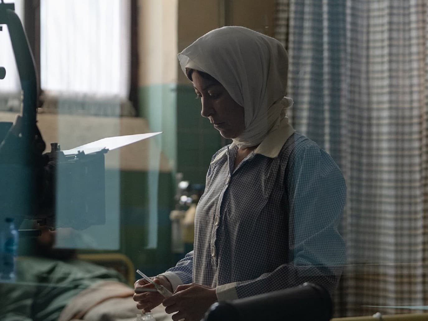 منة شلبي في ملابس الإعدام في مشاهد مسلسل عنبر الموت