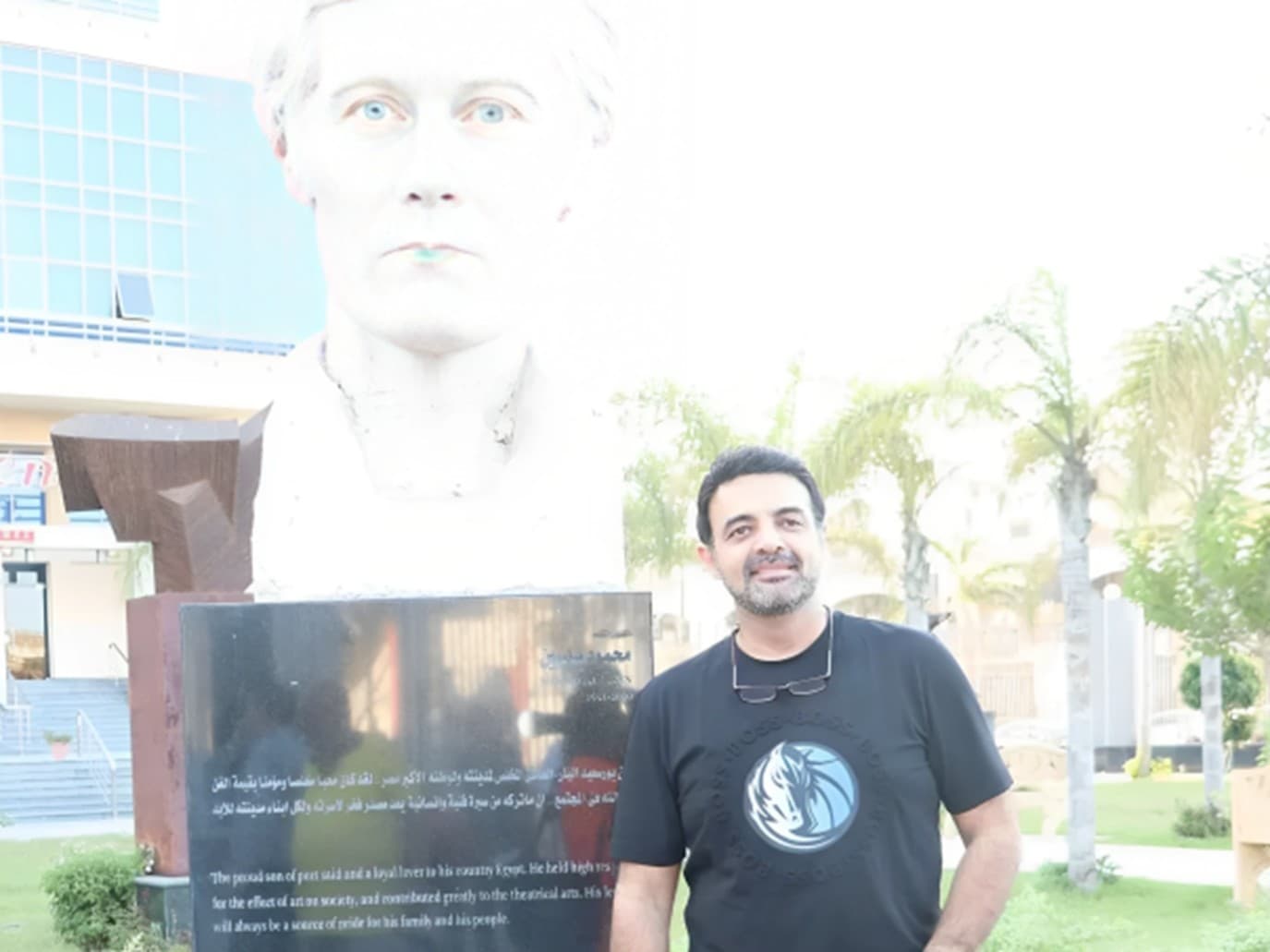 عمرو محمود ياسين ينفي إهمال والده قبل وفاته