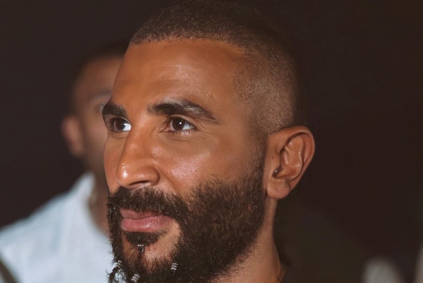 أحمد سعد يكشف سرقة والدته