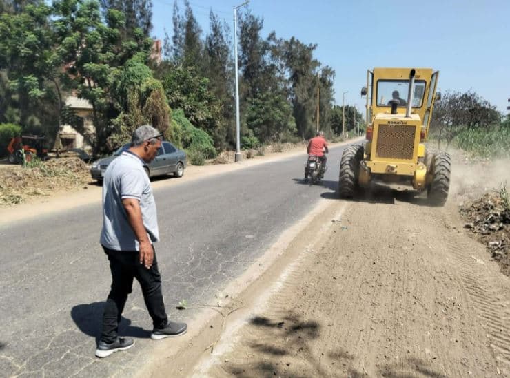 محافظ المنوفية يرفع 90 طن مخلفات ويزرع 35 شجرة
