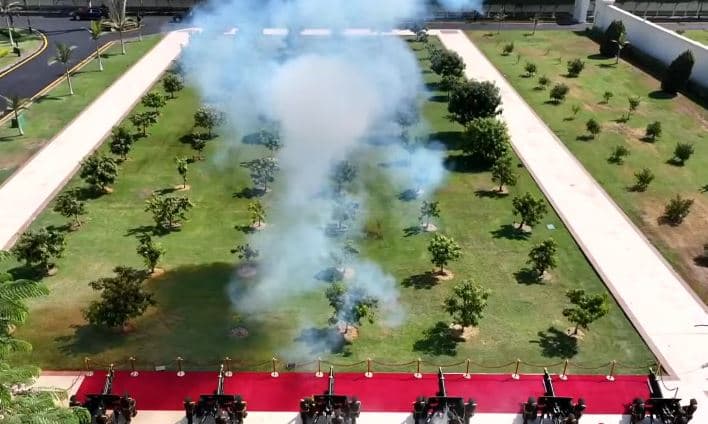المدفعية ترحب بالرئيس الصيني في الاتحادية