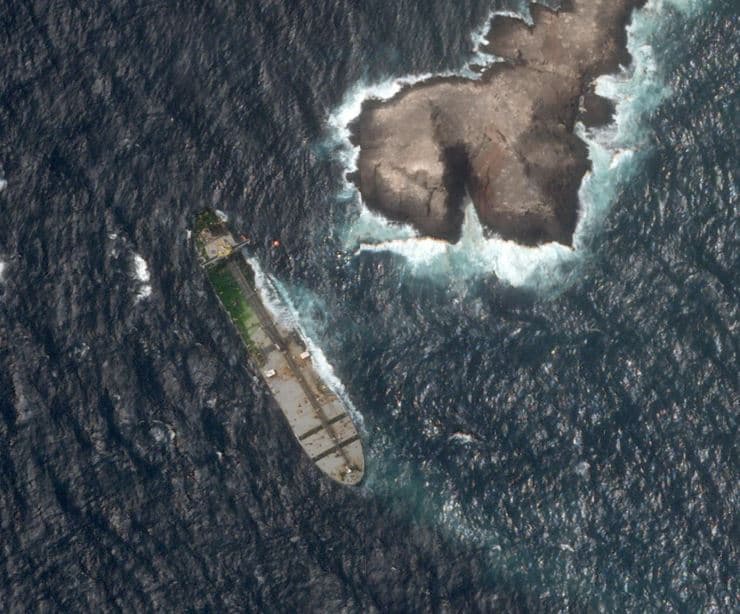 Iran and Oman address oil spills