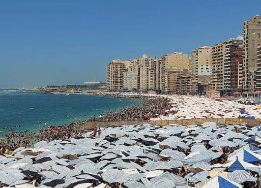 Alexandria beaches crowded amid heatwave