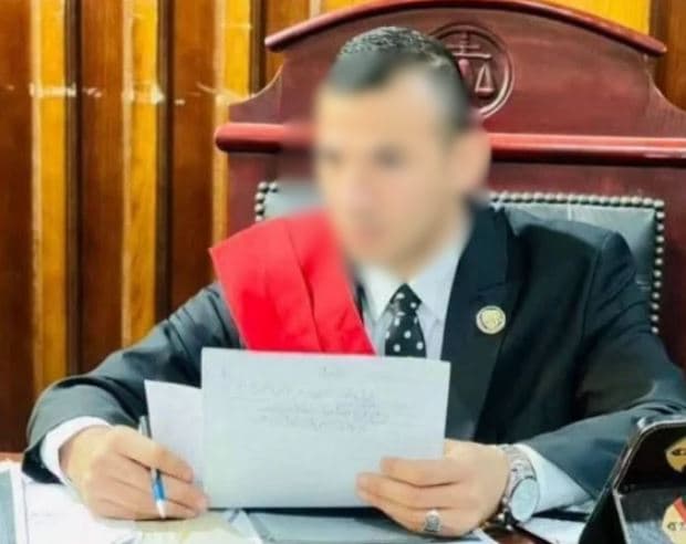 القاضي المزيف يدفع لموظفي المحكمة لتسهيل التصوير