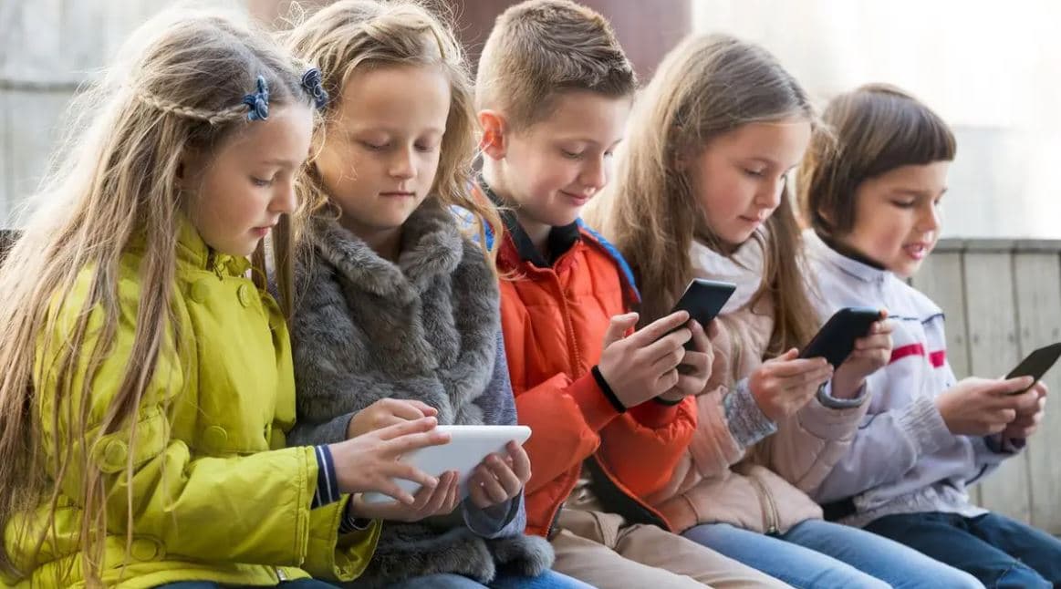 Greece reviews social media age limit