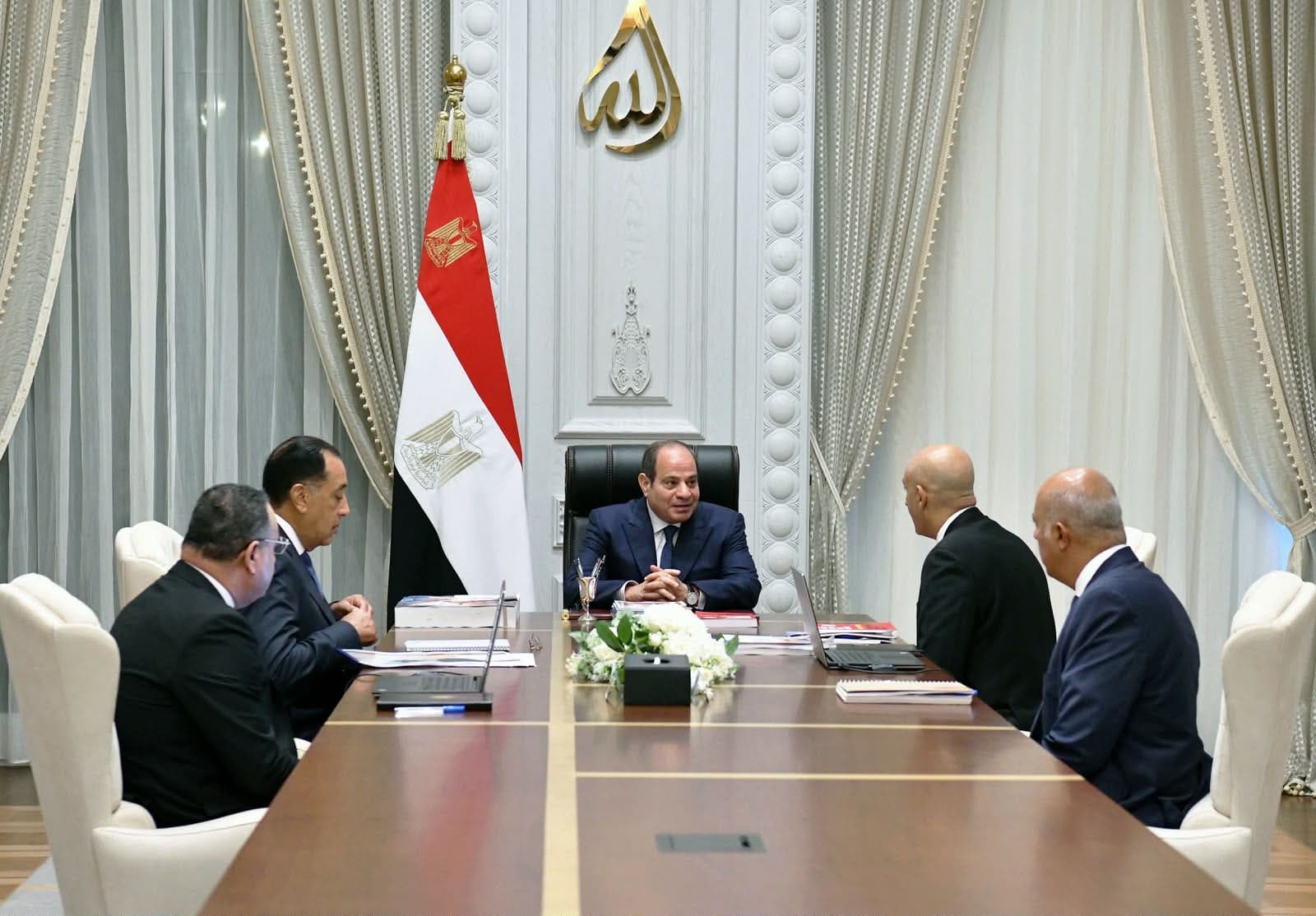 السيسي يوجه لتعزيز معارض المستلزمات وتنفيذ الحد الأدنى للأجور في المدارس