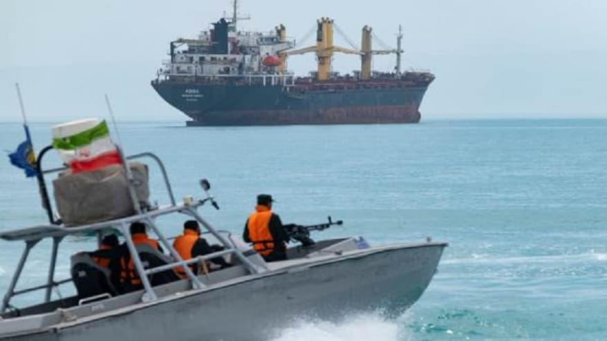 إيران تراقب جميع تحركات ومعدات الجيش الأمريكي في مياه المنطقة