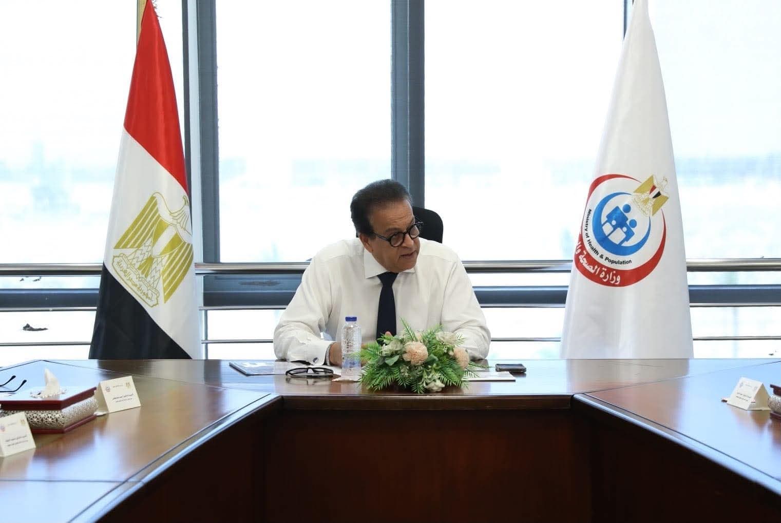 وزير الصحة يناقش تطوير جراحات المفاصل بالروبوت