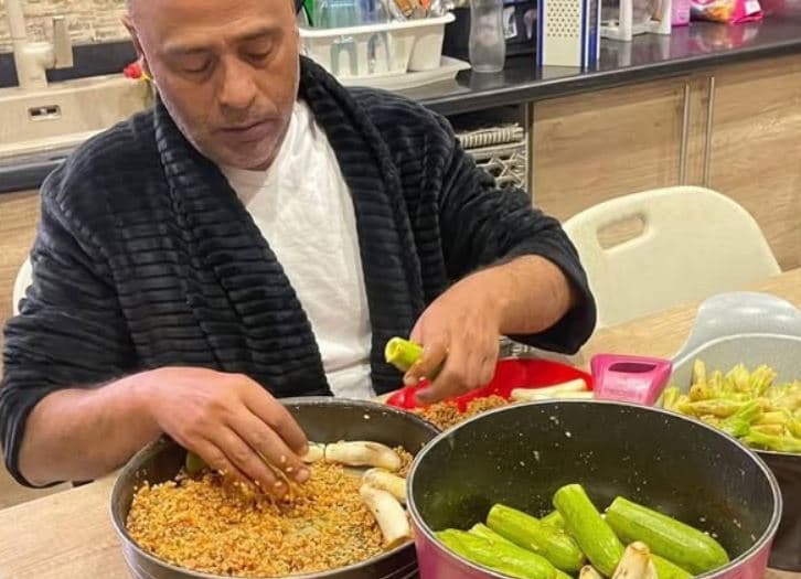 محمود عبدالمغني يوضح بشأن صورته في المطبخ
