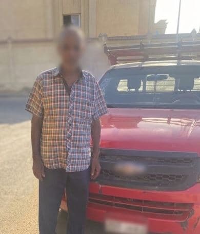 قائد سيارة ربع نقل يتجاوز العكس في القاهرة