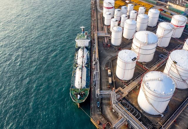 Economics Expert: Hormuz Crisis Impacts Reach Broad