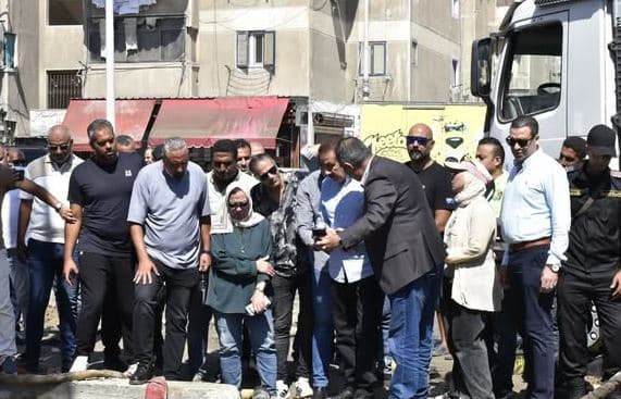 محافظ بورسعيد ورئيس مياه القناة يتابعان إصلاح خط الضواحي