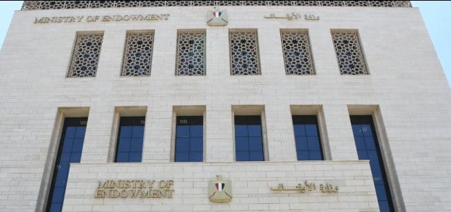 الأوقاف تنفي ارتباطها بشخص بالزي الأزهري