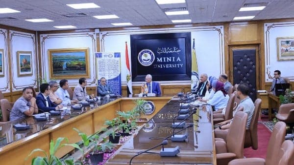 رئيس جامعة المنيا يراجع استعدادات نظام الأيزو