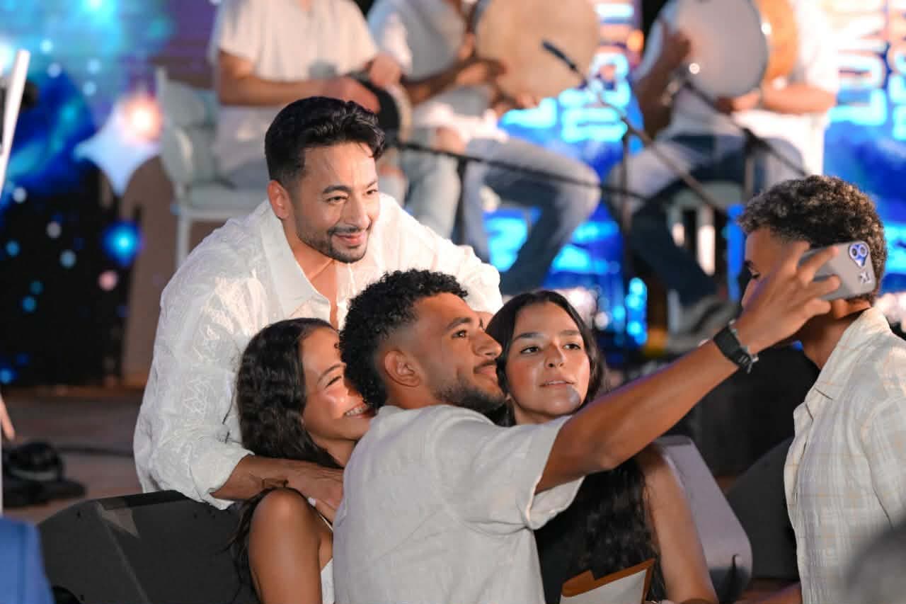 حمادة هلال يشعل حفله في العلمين