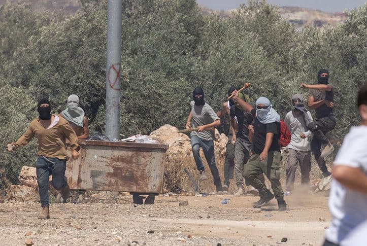 ثلاثة فلسطينيين جرحوا جراء اعتداءات مستوطنين جنوب الضفة