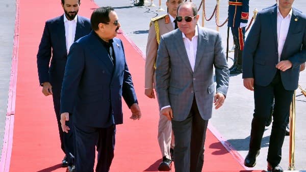السيسي يرحب بملك البحرين بمطار العلمين