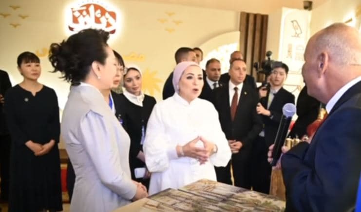 السيسي مع قرينة الرئيس الصيني في زيارة معرض ديارنا