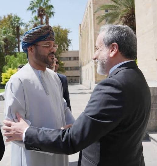 وزير الخارجية العماني يتوقع إعلان ممر في هرمز قريبا