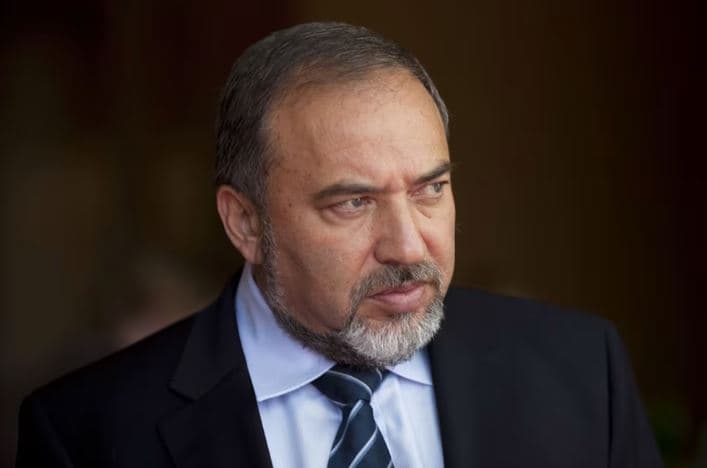 دافيز الإسرائيلي: خطة ليبرمان لتفكيك السلطة