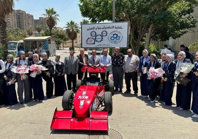 طلاب الجامعة يجهزون سيارة سباق كهربائية