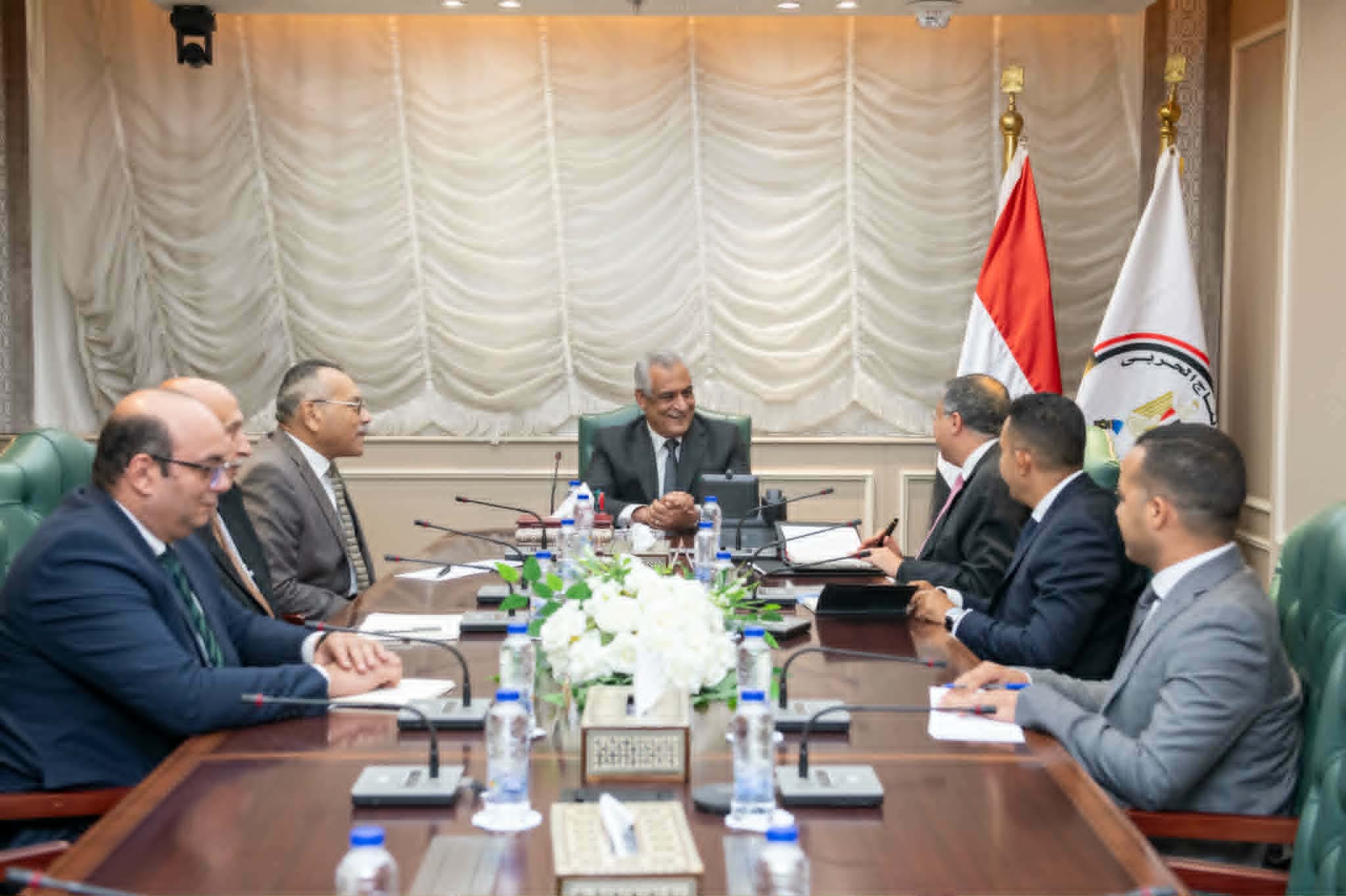 Minister discusses localizing communication tech