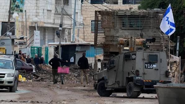 الاحتلال الإسرائيلي يداهم أحياء في جنين ويحقق مع فلسطينيين