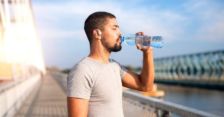 متى يحتاج الجسم لمشروبات الإلكتروليت وهل تكفي المياه؟