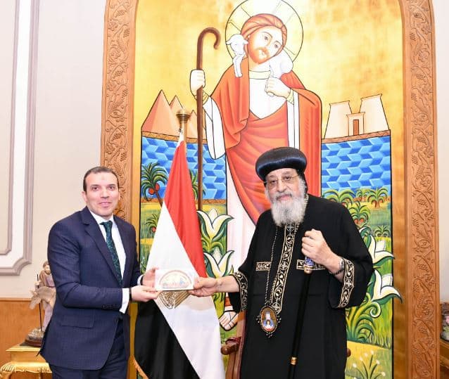 البابا تواضروس يناقش مع رئيس الإسعاف