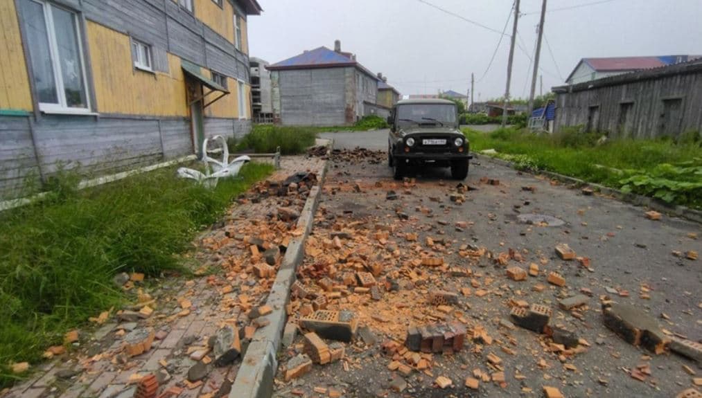 Aftershocks follow major Naples quake