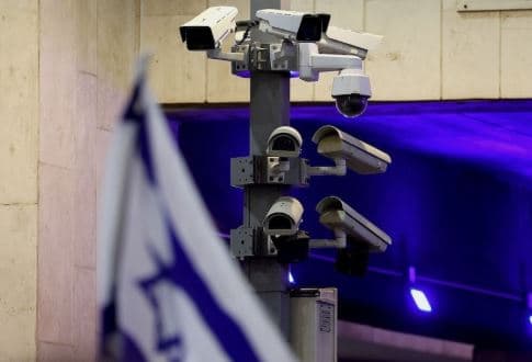 تقرير أمريكي: الاحتلال يزرع الفلسطينيين في تجارب المراقبة