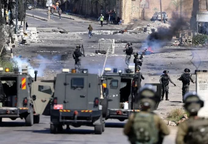 إصابة 17 فلسطينيًا برصاص الاحتلال