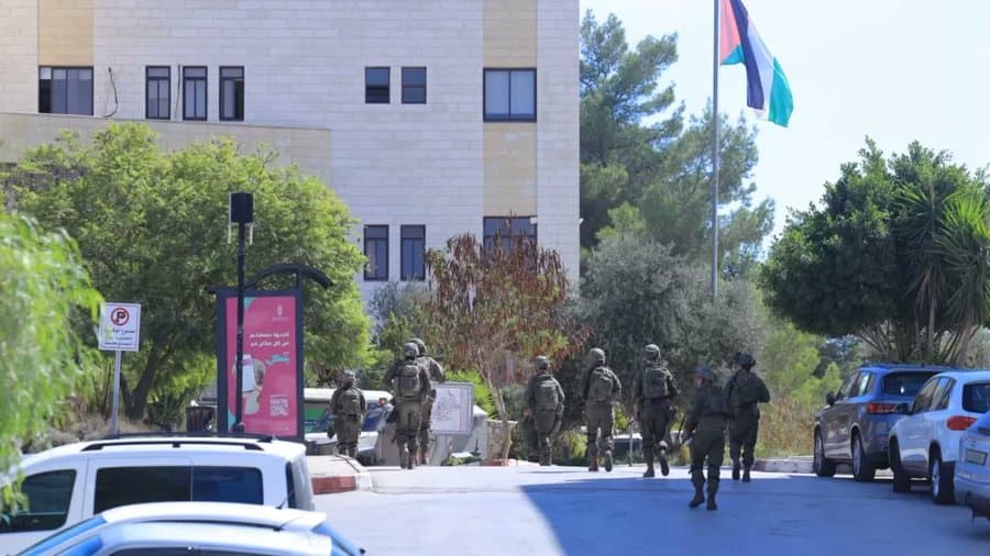 الاحتلال يحاصر جامعة بيرزيت