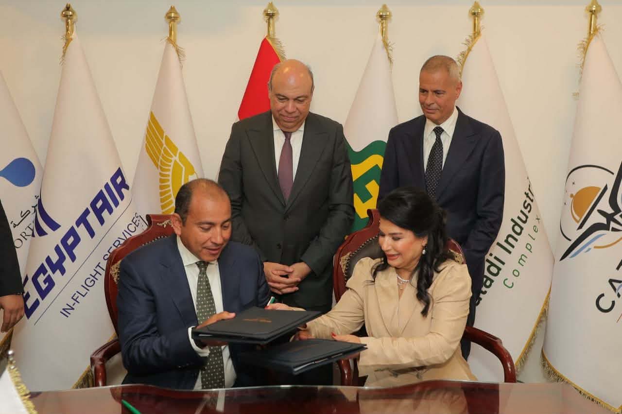 وزير الطيران يوقع بروتوكول لتطوير فندق الترانزيت بمطار القاهرة