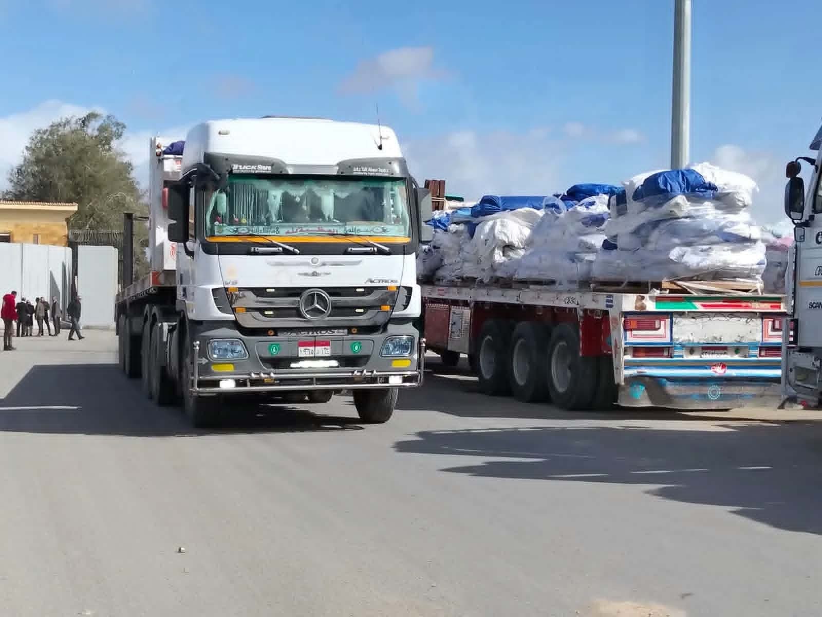 شاحنات المساعدات تدخل معبر رفح لدعم غزة