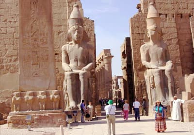 السياحة تتخذ إجراءات ضد مسؤولين سمحوا بدخول أجنبي مقابر الأقصر دون تذاكر