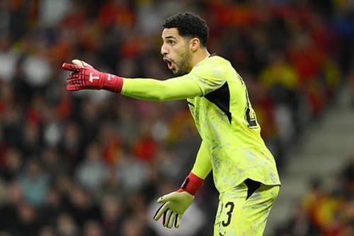 مصطفى شوبير يهدي جنوب أفريقيا التقدم