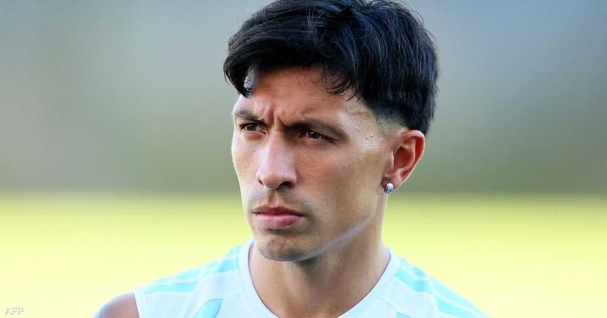 مدافع الأرجنتين يدافع عن أداء حكام مونديال 2022 ويفضل استمرارهم
