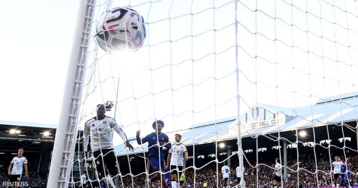 Manchester United secures win with late goal