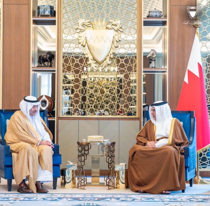 ولي عهد البحرين يستقبل سفير خادم الحرمين الشريفين