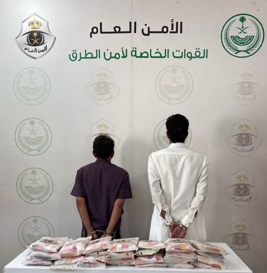 أمن الطرق بعسير يضبط وافدين يروجان 27 كيلوغرامًا من الحشيش المخدر