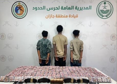 Jazan detains 3 for smuggling 38400 pills