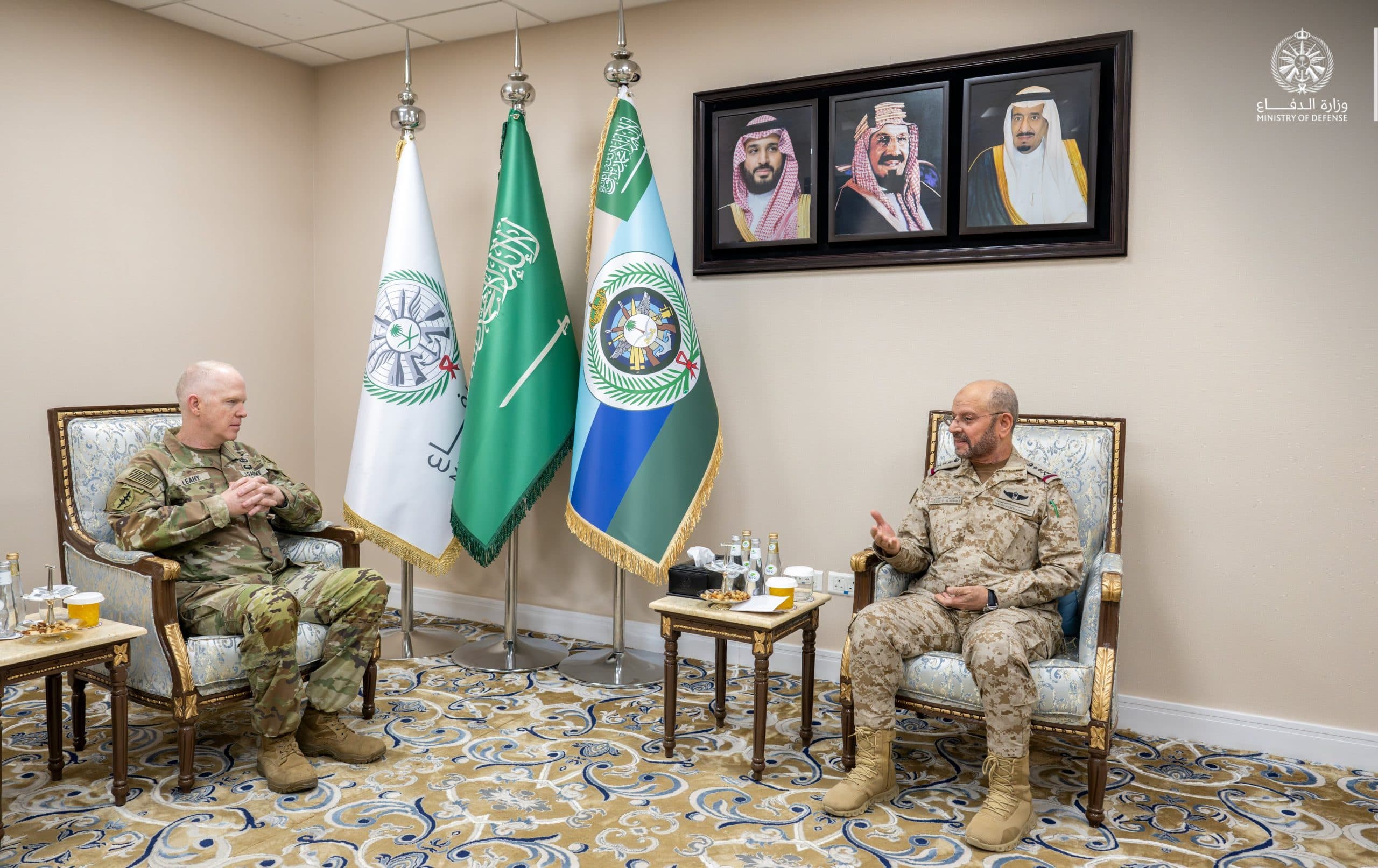 رئيس الأركان يناقش التعاون الدفاعي مع الجيش الأمريكي
